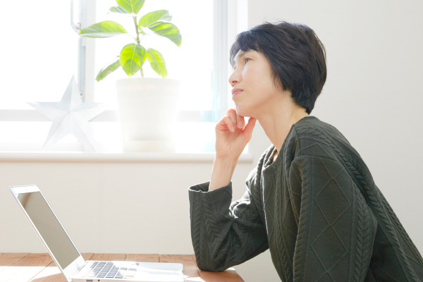 抜歯と言われて悩んでいる方のイメージ