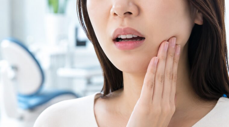 歯茎の腫れを気にしている患者様の口元・頬まわり