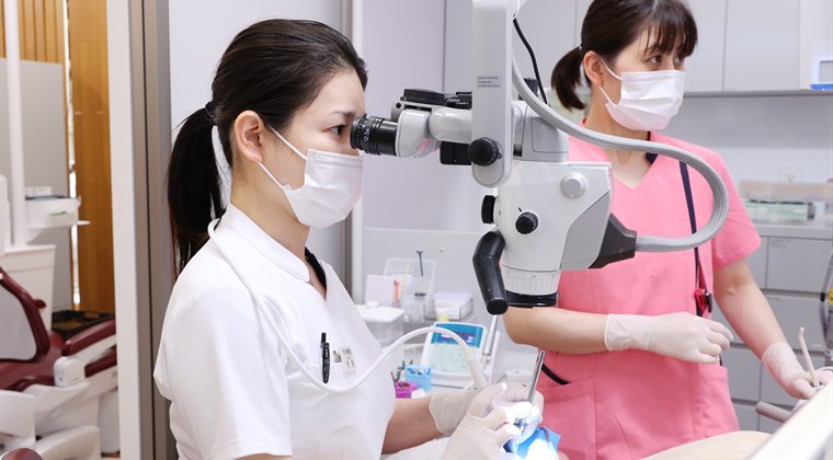 歯科医師による根管治療の処置の様子